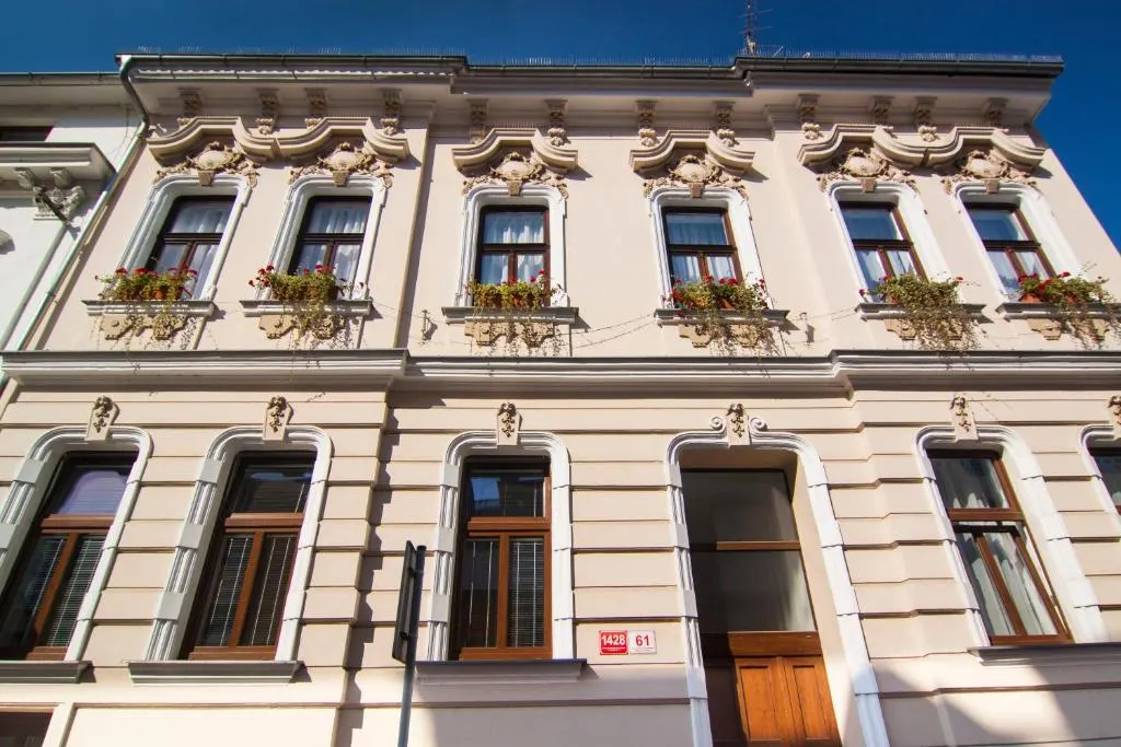 Ozdobná secesní fasáda penzionu s květinami
